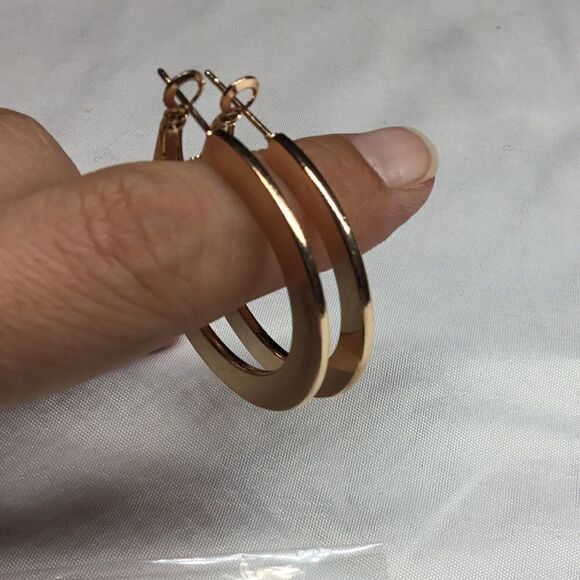 Flat Gold Tone Hoops (H15) - Picture 1 of 4
